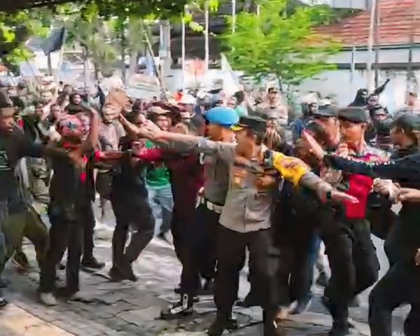 Aksi 1 Desember di Makassar Berakhir Ricuh, Mahasiswa Papua Bentrok dengan Polisi