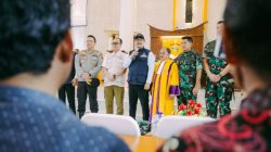 Hari Natal, Mensos RI Sambangi Korban Banjir Makassar di Gereja