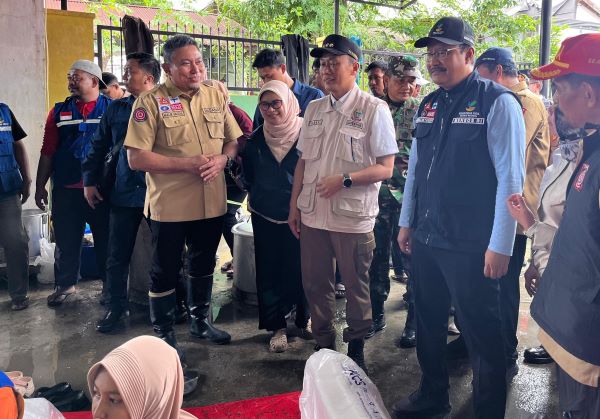 Pj Gubernur Sulsel Dampingi Mensos RI Tinjau Banjir di Antang