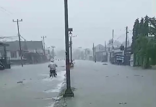 Akibat Cuaca Ekstrem, Poros Makassar-Barru Lumpuh Akibat Banjir