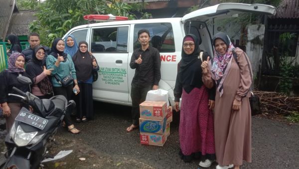 KKLT Salurkan Bantuan ke Warga Terdampak Banjir di Makassar