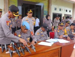 Propam Polres Bulukumba Periksa Senpi Anggota Jelang Nataru