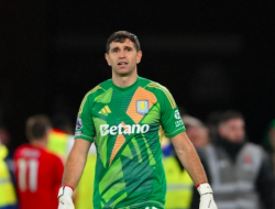 Emiliano Martinez Sabet Penghargaan Kiper Terbaik FIFA