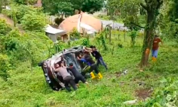 Mobil Rombongan Siswa SD Masuk Jurang di Maros, 3 Orang Terluka