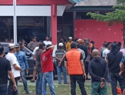 Rekapitulasi Suara di Kecamatan Kelara Jeneponto Terhenti, Massa Minta Daftar Hadir Pemilih Dibuka