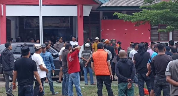 Rekapitulasi Suara di Kecamatan Kelara Jeneponto Terhenti, Massa Minta Daftar Hadir Pemilih Dibuka