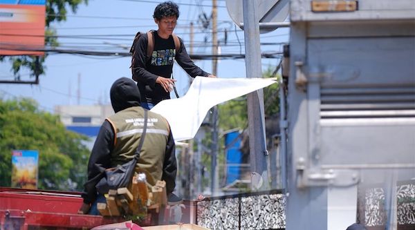 Tim Gabungan dan Bapenda Tertibkan Reklame di Makassar