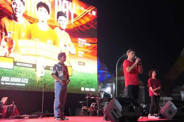 Dukung Timnas, Bapenda Nobar Bersama Warga Makassar