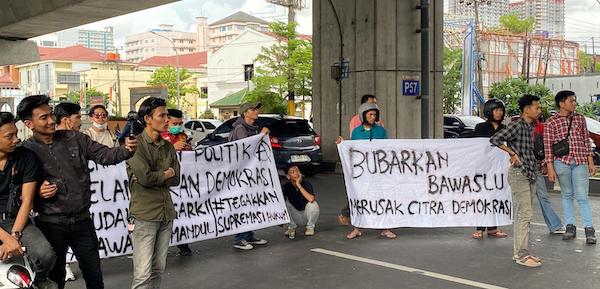 Dugaan Kecuraan Pilkada Bulukumba, Sejumla Massa Demo Kantor Bawaslu Sulsel