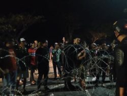 Breaking News! Aksi Demonstrasi Didepan Gudang Logistik KPU Jeneponto Nyaris Bentrok