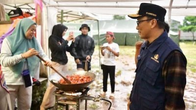 Penuhi Kebutuhan Makanan, Dapur Umum Dihadirkan di Lokasi Pengungsian Banjir