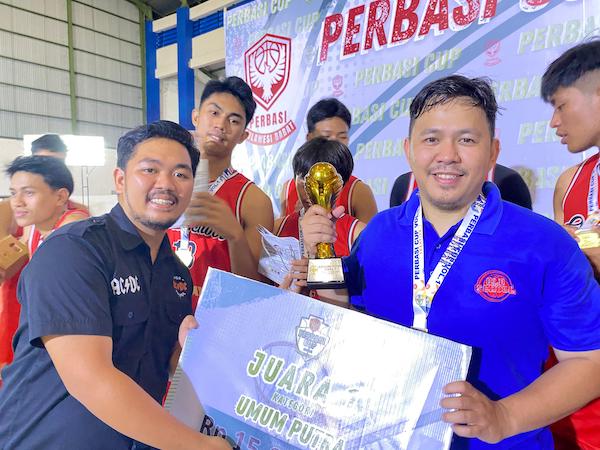 Tim Basket Old School Makassar Bawa Pulang Piala Bergilir Perbasi Sulbar Cup 1