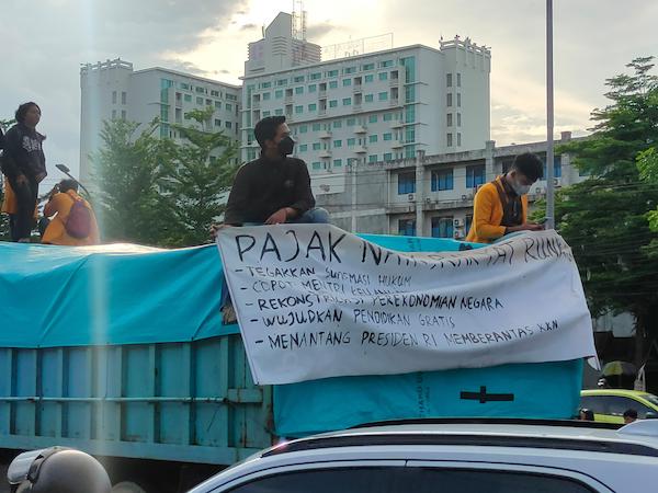 Tolak Kenaikan PPN 12 Persen, Mahasiswa di Makassar Blokade Jalan