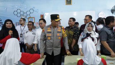 Program Makan Siang Gratis di SMPN 1 Makassar, Kapolda Sulsel Tinjau Langsung