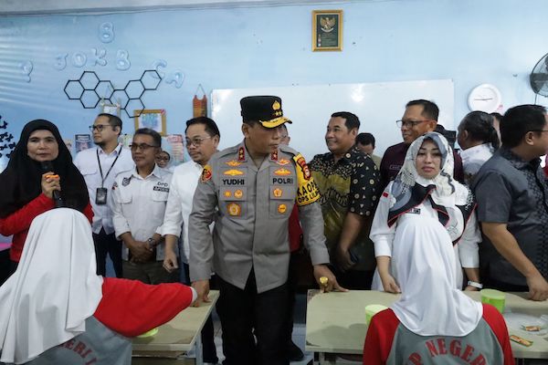 Program Makan Siang Gratis di SMPN 1 Makassar, Kapolda Sulsel Tinjau Langsung