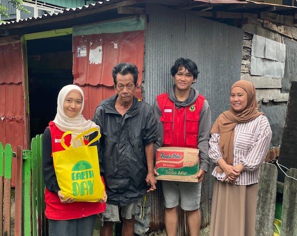 Mahasiswa KKN Unhas Salurkan Bantuan untuk Warga Terdampak Banjir di Parepare