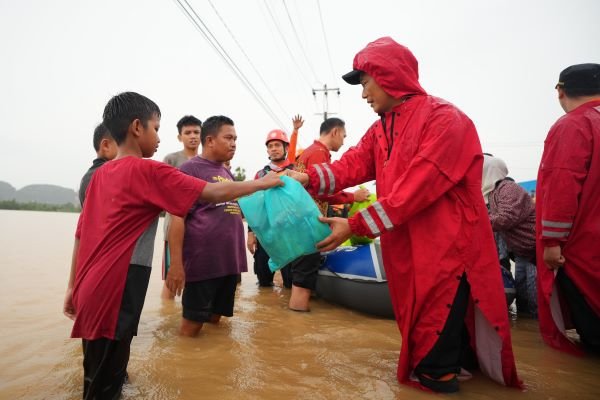 Pj Gubernur Sulsel Pastikan Warga Terdampak Banjir Tertangani dengan Baik