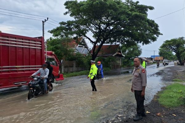 Minimnya Drainase, Ruas Jalan Poros Jeneponto-Makassar Kembali Direndam Banjir