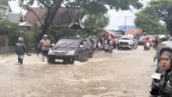 Banjir Kembali Menerjang, Kapolres Jeneponto Minta Jajarannya Bantu Evakuasi Pengendara