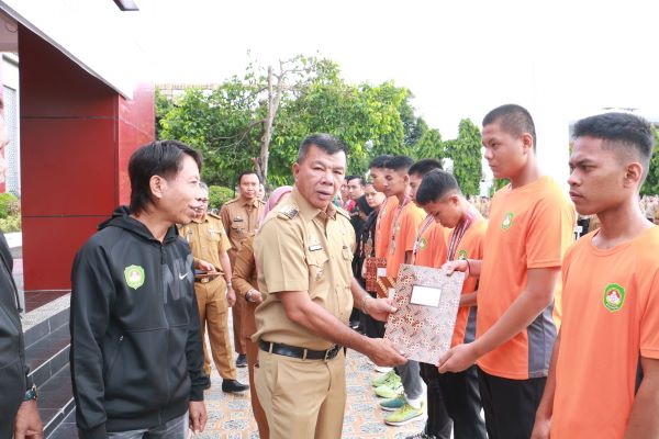 Bupati Bulukumba Serahkan Penghargaan kepada Atlet Tinju