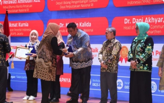Bupati Maros Terima Penghargaan Kepala Daerah Komitmen Majukan Literasi