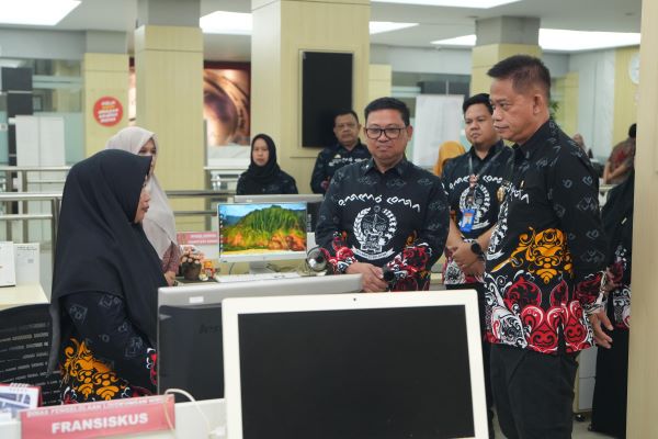 Tinjau Layanan Perizinan, Prof Fadjry Djufry Minta Percepatan Investasi Jadi Prioritas