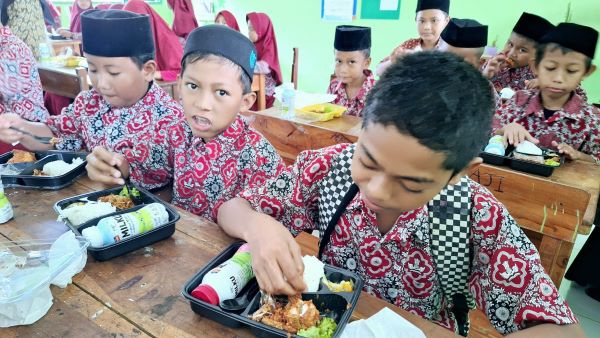 Kemenag Terbitkan Edaran Panduan Makan Bergizi Gratis di Lingkungan Pesantren