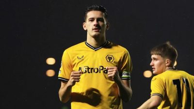 Justin Hubner Bawa Wolves Tumbangkan Manchester City dengan Skor 3-1