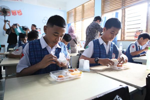 Makan Bergizi Gratis Tahap Pertama di Makassar, Sasar 3 Ribu Siswa