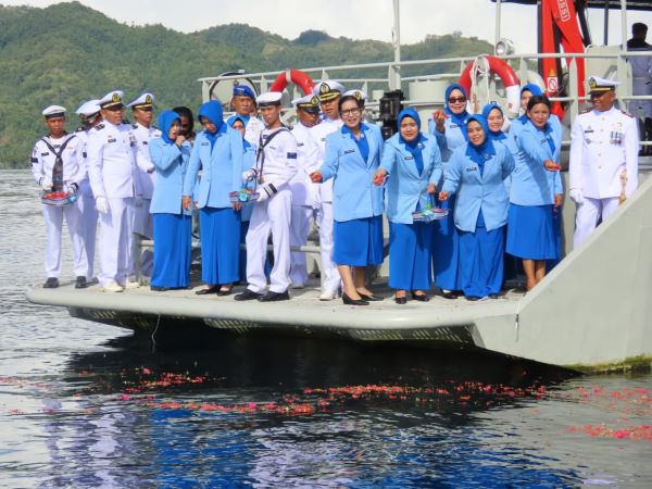 Peringatan Hari Dharma Samudera, Lanal Mamuju Gelar Upacara Tabur Bunga di Laut