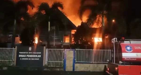 Lantai 2 Kantor Disdik Kota Makassar Hangus Terbakar