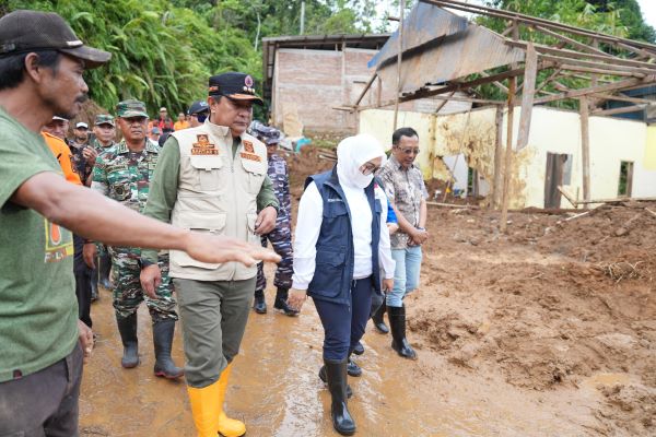 Forkopimda Sulbar dan Pemkab Mamuju Kunjungi Korban Bencana Longsor