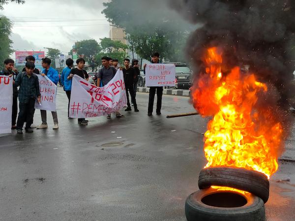 Tolak PPN 12 Persen, Mahasiswa di Makassar Demo