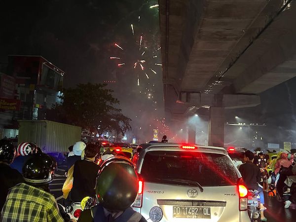 Makassar Diguyur Hujan Pada Puncak Perayaan Malam Tahun Baru 2025