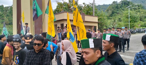 Ratusan Mahasiswa Demo di Polda Sulbar, Buntut Kasus Pengeroyokan Kader HMI-PMII