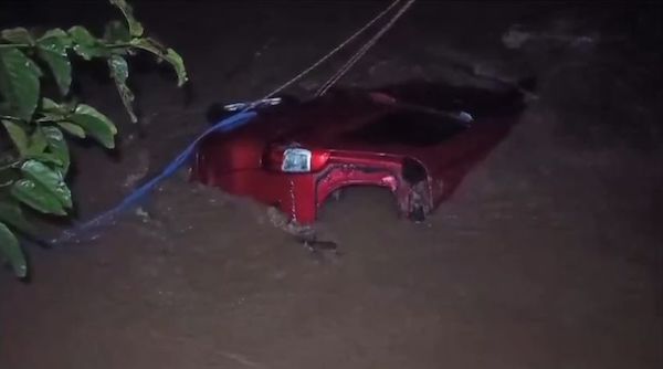 Diduga Tak Kuasai Medan, Mini Bus Bawa 8 Penumpang Terjun ke Sungai di Gowa