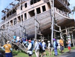 Rombongan Turis Mancanegara Terpukau Lihat Pembuatan Kapal Pinisi di Bulukumba