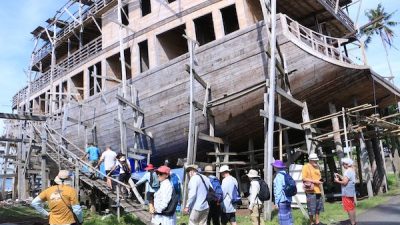 Rombongan Turis Mancanegara Terpukau Lihat Pembuatan Kapal Pinisi di Bulukumba