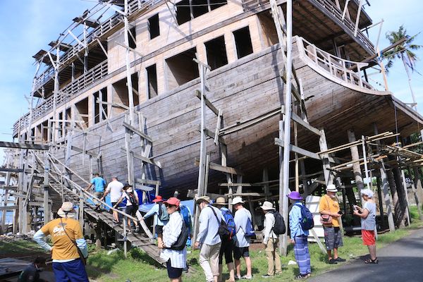 Rombongan Turis Mancanegara Terpukau Lihat Pembuatan Kapal Pinisi di Bulukumba