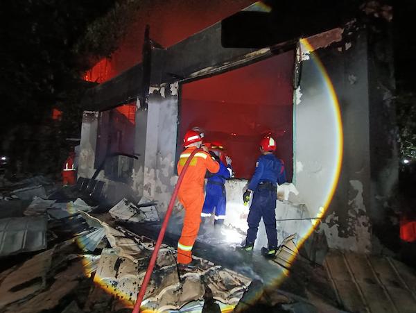 Kebakaran di Kantor Disdik Makassar, Diduga Api Berasal Dari Lantai Dua Gedung