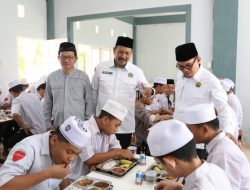 Kemenag Sulsel, Permabudhi dan Primaya Hospital Bagikan Makan Bergizi untuk 600 Santri