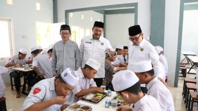 Kemenag Sulsel, Permabudhi dan Primaya Hospital Bagikan Makan Bergizi untuk 600 Santri