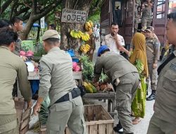 Langgar Perda, Sejumlah Lapak Pedagang di Sepanjang Jalan Depan Pasar Karisa Ditertibkan