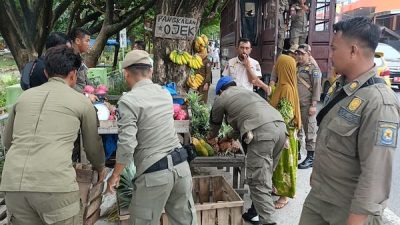 Langgar Perda, Sejumlah Lapak Pedagang di Sepanjang Jalan Depan Pasar Karisa Ditertibkan