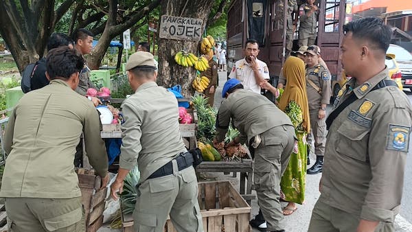 Langgar Perda, Sejumlah Lapak Pedagang di Sepanjang Jalan Depan Pasar Karisa Ditertibkan