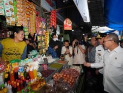 Tinjau Pasar di Sulsel, Zulkifli Hasan Sebut Harga Pangan Lebih Murah Dibanding Jawa