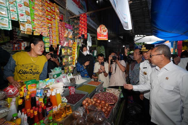 Tinjau Pasar di Sulsel, Zulkifli Hasan Sebut Harga Pangan Lebih Murah Dibanding Jawa