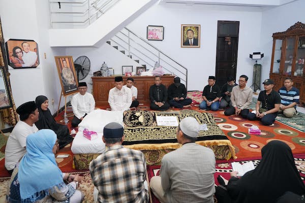 Prof Fadjry Melayat ke Rumah Duka Alwi Hamu, Kenang Kontribusi Besar Almarhum bagi Sulsel