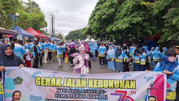 Ribuan Warga Bersama Kakanwil dan Bupati Terpilih Jalan Sehat Kerukunan di Sidrap