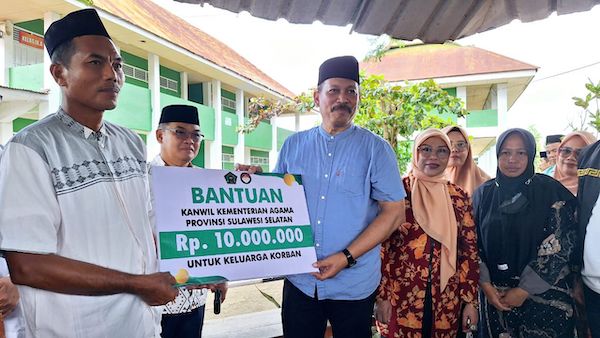 Kemenag Sulsel Salurkan Bantuan untuk Musibah Kebakaran Pesantren di Pinrang